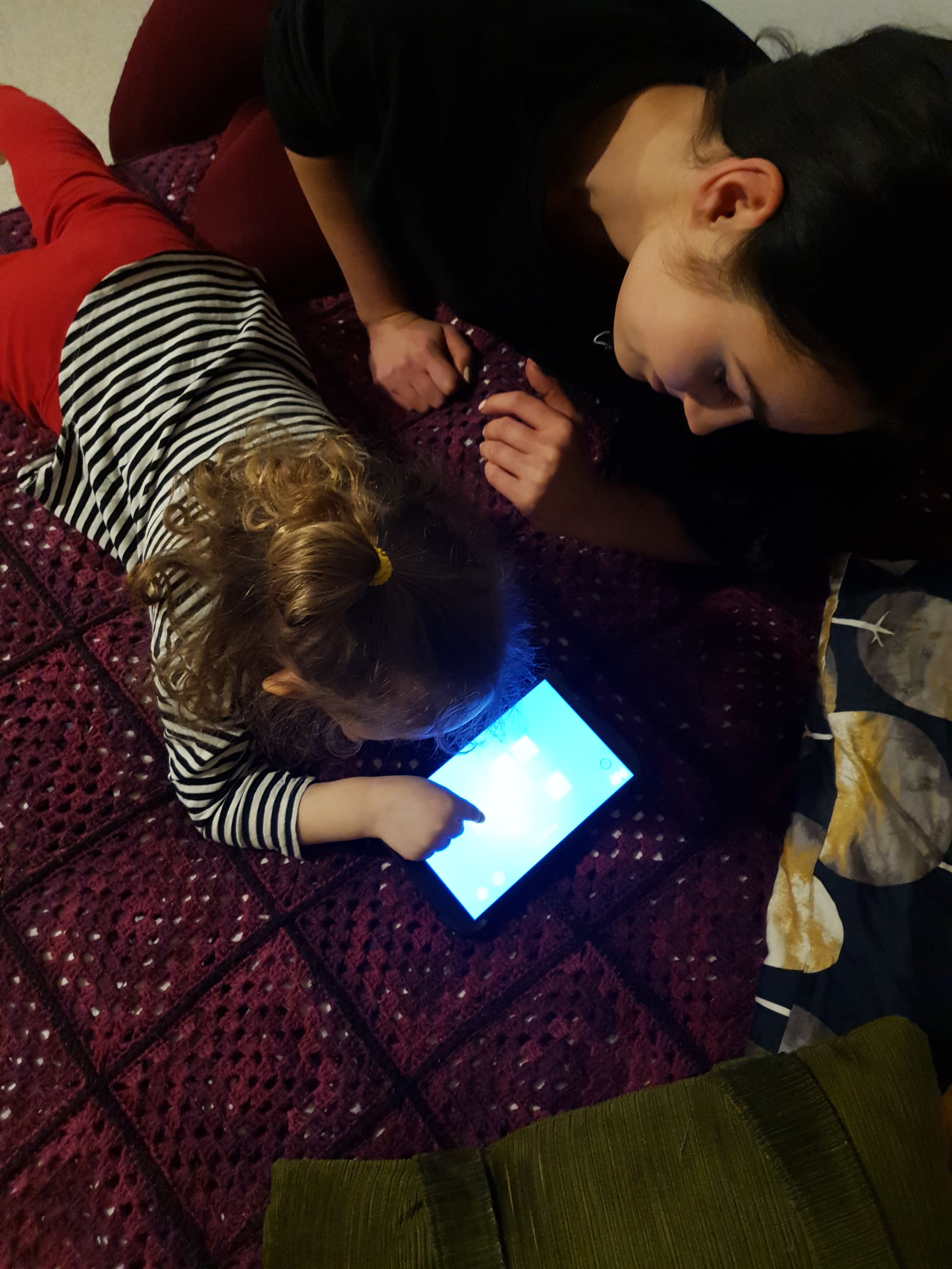 Aikuinen ja lapsi tabletin ääressä