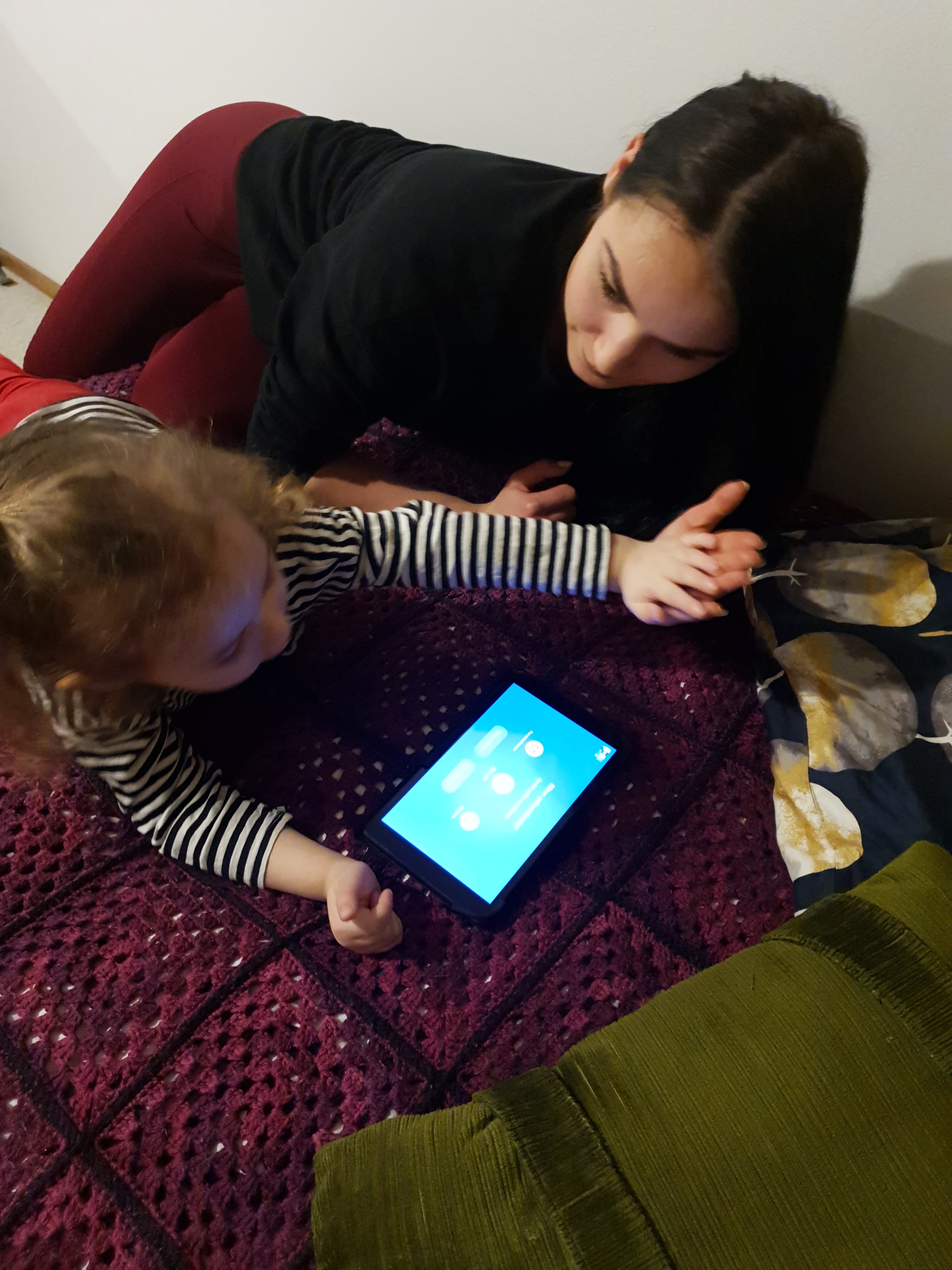 Aikuinen ja lapsi tabletin ääressä