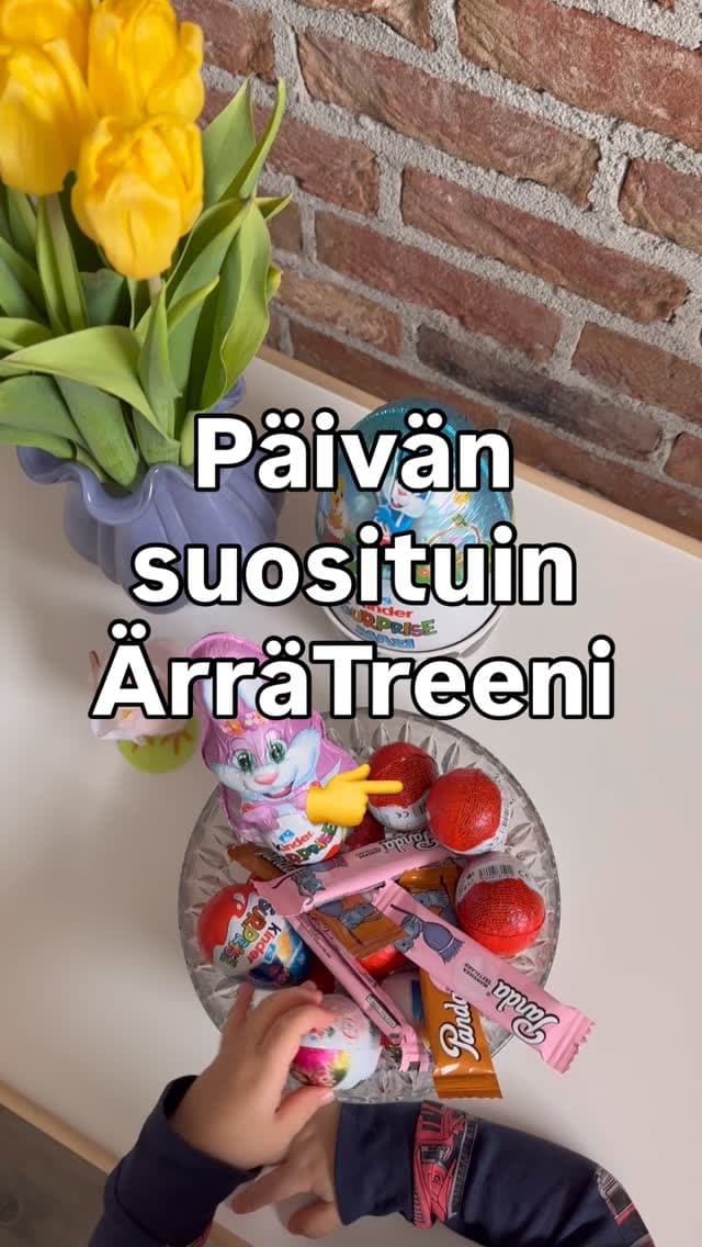 Keltaisia tulppaaneja maljakossa + puhelin lattialla, ÄrräTreeni-sovellus näkyy