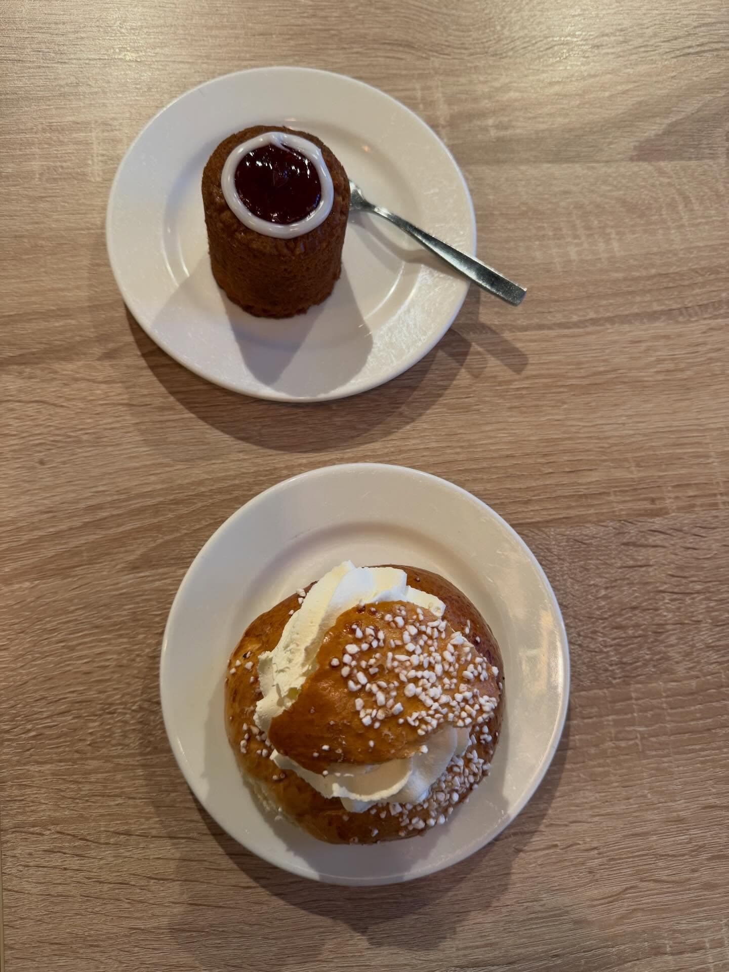 Kahvikuppi + lasinen aamukahvi-asetelma (oletettu pulla tai herkku)