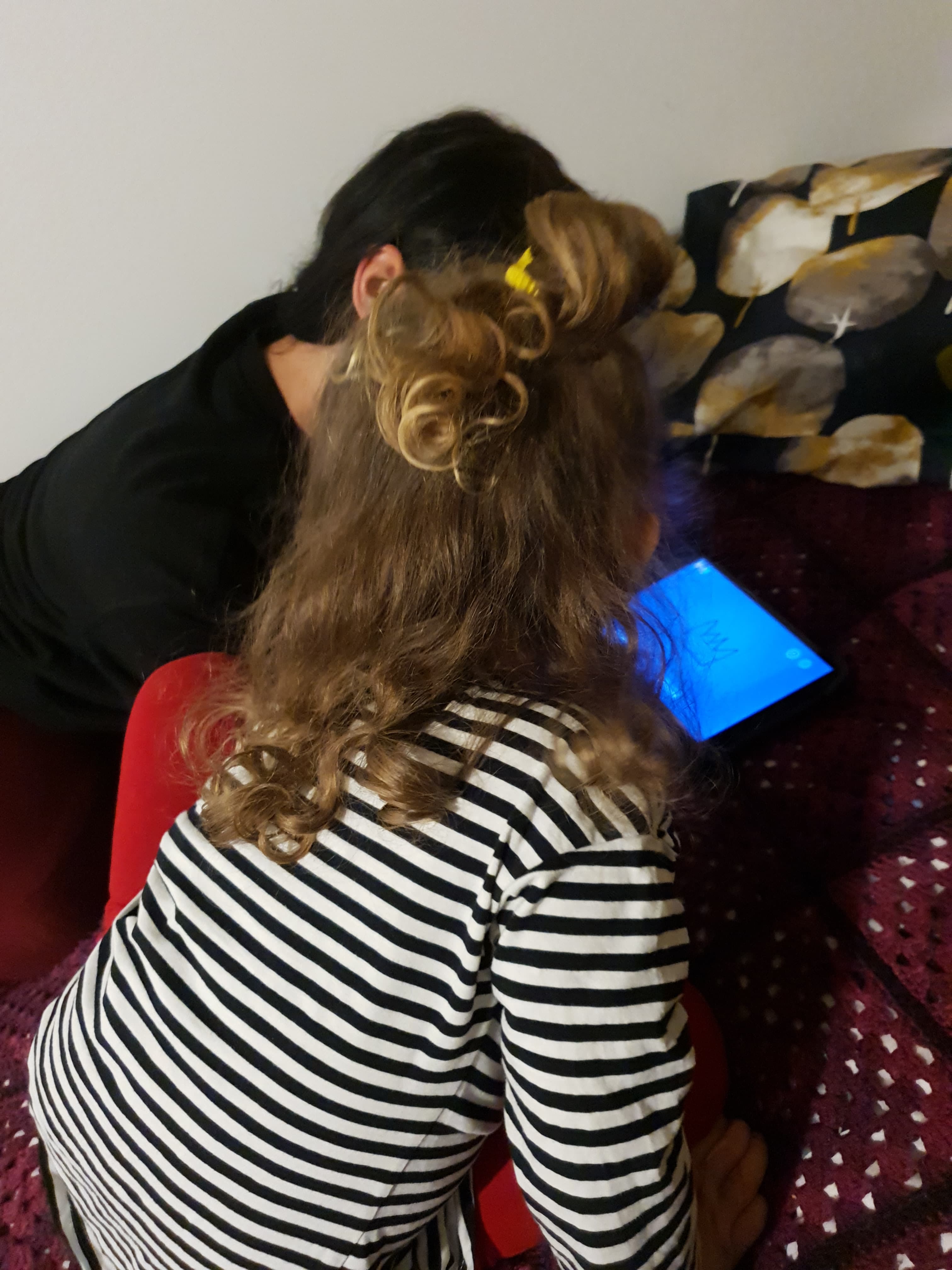 Lapsen pieksi tabletti takana