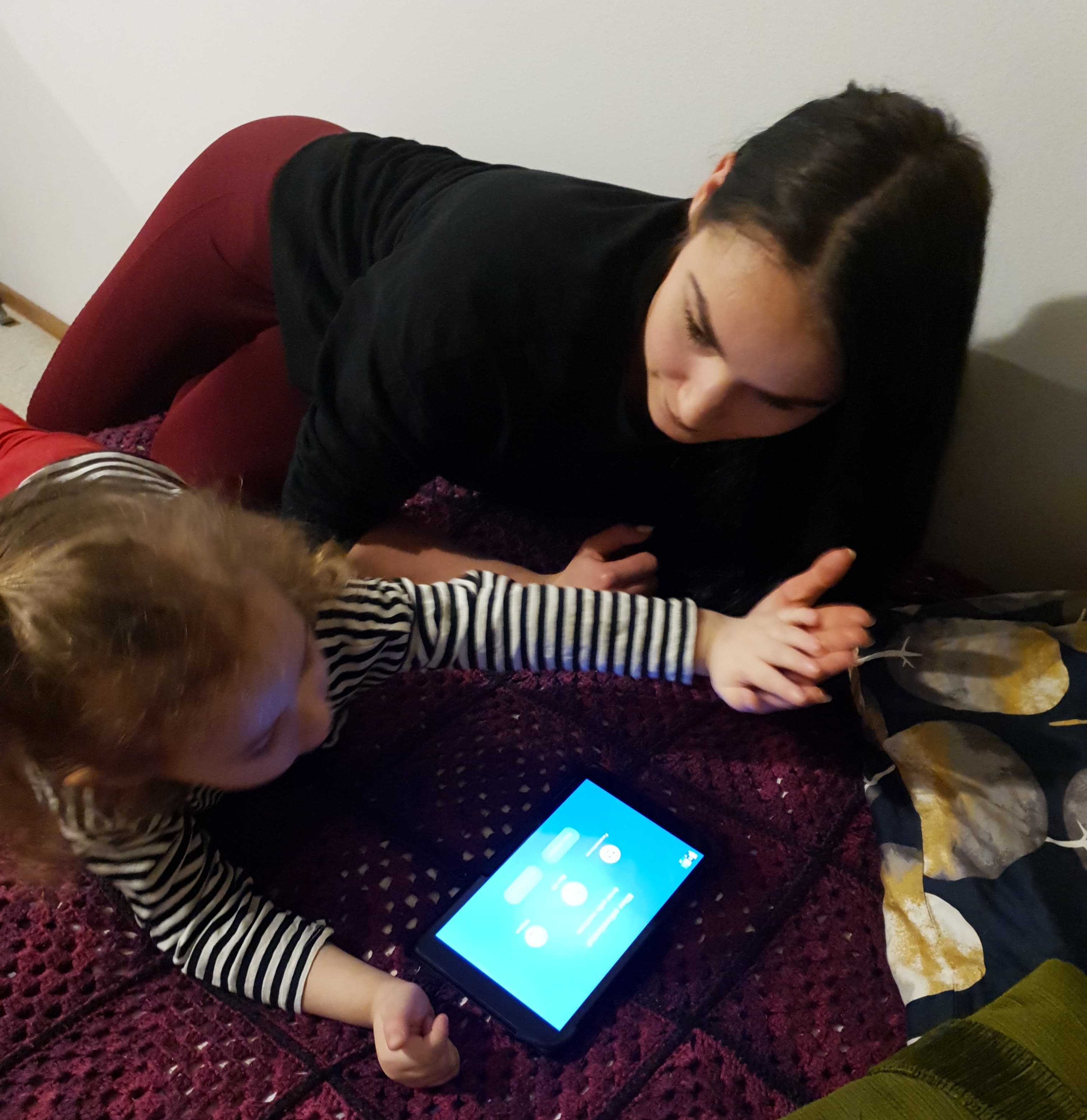 Aikuinen ja lapsi tabletin ääressä