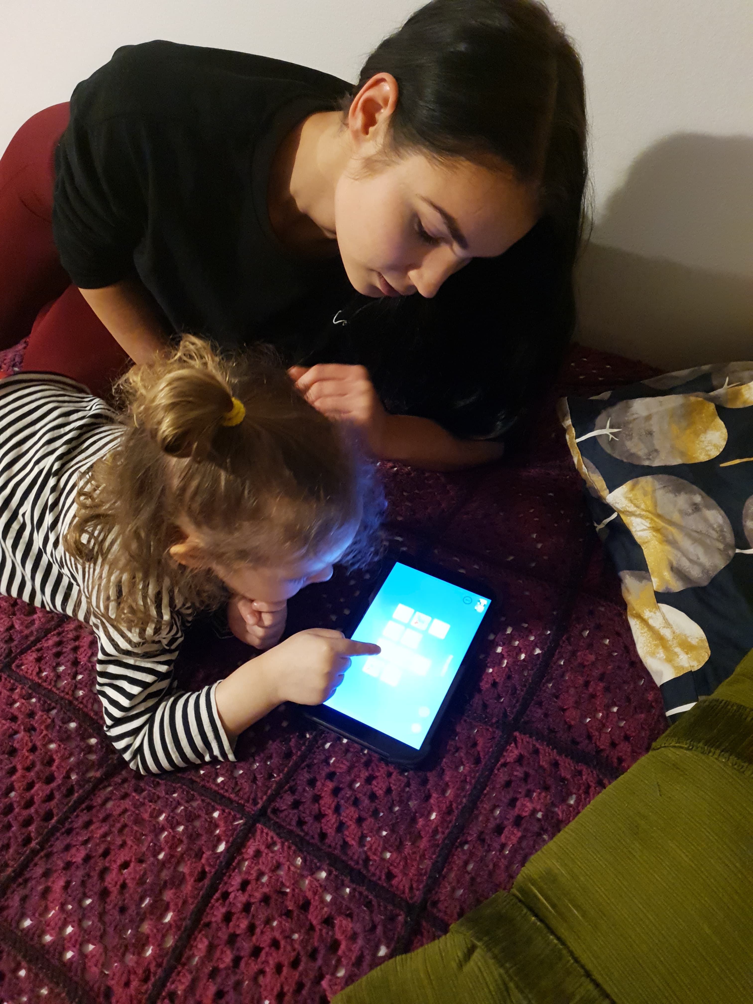 Aikuinen ja lapsi tabletin ääressä